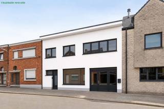 <p>Deze te renoveren eigendom biedt verrassend veel ruimte en tal van mogelijkheden. Dankzij de ruime oppervlakte en praktische indeling vormt dit pand de ideale basis voor wie op zoek is naar een woning die volledig naar eigen smaak kan worden ingericht.<br /><br /><strong>Indeling:</strong><br />Via de inkomhal betreedt u de woning. Op het gelijkvloers bevinden zich momenteel een ruime voorplaats, een bureelruimte, een werkplaats en verschillende bergingen.<br /><br />Op de eerste verdieping bevindt zich de woonkamer met aansluitend de keuken. Verder beschikt deze verdieping over twee slaapkamers, een badkamer en een klein overdekt terras.<br /><br /><strong>Buitenruimtes:</strong><br />Het achterste gedeelte van de gelijkvloerse bebouwing biedt de mogelijkheid om af te breken en in te richten als tuin of aangename buitenruimte.</p>
<p><strong>Bijzonderheden:<br /></strong>Ruime gelijkvloerse oppervlakte.<strong><br /></strong>Mogelijkheid tot het creëren van een tuin.<br />Mogelijkheid tot woning met handelszaak.<br /><br /><strong>Ligging:<br /></strong>Gelegen in de Van Hovestraat 1 te Kruibeke, op korte afstand van het dorpscentrum met winkels, scholen en openbaar vervoer. Bovendien geniet u van een vlotte verbinding naar omliggende gemeenten en belangrijke invalswegen.<br /><br /><strong>Renovatieplicht:</strong><br />Deze eigendom heeft een EPC-label F. Voor residentiële gebouwen met EPC-label E of F geldt in Vlaanderen de renovatieverplichting. De nieuwe eigenaar dient de woning binnen de 6 jaar na de authentieke akte energetisch te renoveren tot minstens EPC-label D.</p>