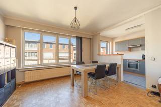  Op zoek naar een praktisch en licht appartement in een rustige buurt, mét terras én drie volwaardige slaapkamers? Gevonden! Dit halfopen...