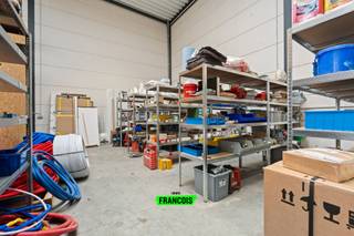 In het recent gerealiseerde bedrijvenpark Tintersweghe bieden wij deze kwalitatieve loods aan. De site geniet van een strategische ligging aan de rand van de industriezone van Blankenberge, met een vlotte verbinding naar Brugge en de omliggende regio.<br /><br />De loods is opgebouwd in een stalen constructie met volledige overspanning, wat zorgt voor een maximale benutting van de ruimte. De gevelwanden zijn uitgevoerd in ytong en de vloer bestaat uit een gepolierde en gewapende betonplaat van 15 cm, geschikt voor intensief gebruik.<br /><br />Het geïsoleerde platte dak is voorzien van een centrale lichtstraat in dubbelwandige polycarbonaatplaten, wat zorgt voor een aangename natuurlijke lichtinval. De loods beschikt over een vrije hoogte van ca. 6,2 meter onder de spanten.<br /><br />Toegang tot de loods gebeurt via een geïsoleerde, elektrische sectionaalpoort (h: 4,5 m – b: 4 m). Daarnaast is er een aparte aluminium inkomdeur met raam, voorzien van aluminium schrijnwerk en hoogrendementsbeglazing. Verder beschikt de unit over één privatieve buitenstaanplaats voor de loods.<br /><br />Alle nutsvoorzieningen zijn aanwezig: aansluiting voor stadswater, elektriciteit (3 x 400V, 32A) en internet. Elke unit beschikt over afzonderlijke tellers.<br /><br />Kortom, een polyvalente en degelijk afgewerkte loods, geschikt voor diverse professionele activiteiten op een uitstekende locatie.<br /><br />