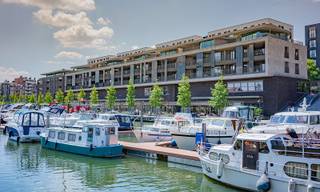 Dit prachtig 2-slaapkamerappartement C20.201 met terras, gelegen op de tweede verdieping van residentie Riverside heeft een oppervlakte van ca. 127 m². Het omvat een inkom met gastentoilet, berging, een badkamer met bad, apart toilet, 2 slaapkamers. Of liever een home-office? Dan richt je de tweede kamer gewoon in als bureauruimte. In dit appartement ben je, ook als kok(kin) altijd verbonden met je gezin of gasten vanuit de open keuken. De leefruimte geniet veel lichtinval dankzij het grote raam dat uitgeeft op je riante terras, met zicht op de jachthaven, van maar liefst 34 m².<br /><br />Het app. is voorzien van vloerverwarming, warmtepomp en handdoekradiators. Bij elk app. hoort een ondergrondse autostaanplaats en/of garagebox. Deze dient apart bij aangekocht te worden. Verder kun je een kelderberging of oplaadpunt bijkopen.<br />Vrije keuze bij verschillende leveranciers voor de binnen afwerking (vloertegels, badkamer &amp; keuken, etc.)<br />Meer info? Contacteer Inge Vancluysen of Marisa Marasco op het nr. 011 41 33 23.