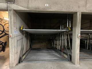 <ul>
	<li>Entrée et sortie faciles</li>
	<li>Hauteur de l'emplacement : 1,54 m</li>
	<li>Bâtiment récent</li>
	<li>En plein centre de Blankenberge</li>
</ul>