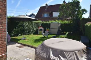 Century21 ImmoNero stelt voor: Zeer gunstig en rustig gelegen, in een woonerf zonder doorgaand verkeer en op wandelafstand van bushalte, vindt u deze gezellige en zonnige 3 gevel woning op 1 km van het centrum, met : Inkom met trap, aangename living van 26m², half-ingerichte keuken met kookplaat en dampkap van 9m² en een WC, Garage voor 1 wagen met ruimte voor een wasmachine. Verdiep 2 slaapkamers van 12m² en 13m² en een doucheruimte met WC, Bureau van 12m² op zolderverdieping, kelder 15m². Zeer aangenaam tuintje !De verwarming en elektriciteit werden vernieuwd in 2023. De huur bedraag 1380€ + 20€ waarborg voor onderhoud van de tuin. VRIJ op 1 augustus 2026.