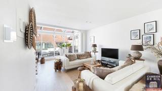 Exclusief bij Cambier De Nil - Instapklaar duplexappartement met zijdelings zeezicht, hartje Zoute.Indeling: Hal met vestiaire en toilet...