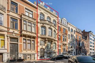 Bent u op zoek naar een prachtige brede herenwoning met grote tuin, een knappe renovatie en veel volume ? Kom dan zeker een kijkje nemen en ontdek zelf wat deze zeldzame parel op een boogscheut van het centrum en het Station van Leuven u kan bieden. <br /><br /><u>Enkele topics : </u><br />- gevelbreedte +/- <strong>7,58m</strong> - oppervlakte perceel <strong>4 are</strong> - <strong>fietsenstalling en</strong> <strong>extra ingang </strong>via Hertog Jan I-straat / Provincie-esplanade<br />- hoge plafonds tot <strong>3m90</strong> - veel lichtinval - originele eiken vloeren - <strong>personenlift - goederenlift</strong><br />- 5 verdiepen met totale oppervlakte van <strong>436m² </strong>(exclusief 128m² kelders)<br />- 2 prachtige leefruimtes, <strong>5 slaapkamers</strong>, <strong>2 badkamers</strong>, dressing, <strong>bureel</strong>, ...<br />- mogelijkheden voor <strong>vrij beroep </strong>!<br /><br />De zeer ruime statige marmeren inkomhal laat u kiezen tot de toegang naar het verdiep gelegen op tuinniveau waar we een leefruimte, open ingerichte keuken met eiland en bijkeuken alsook een lichtvolle eetplaats vinden met toegang tot het zonnige terras en de verzorgde tuin.<br />De hall met lift op het 1ste verdiep geeft toegang tot de enorme open leefruimte met zit- en eetplaats, bijkeuken en met toegang via terras en trap naar het tuinniveau.<br />Het 2de verdiep omvat een master bedroom met fenomenale dressing (zie foto's), een ensuite luxueus ingerichte badkamer en vooraan een royale bureelruimte/bibliotheek.<br />Op het 3de verdiep bevinden zich samen nog 4 grote slaapkamers en een gerenoveerde badkamer met inloopdouche. Het zolderverdiep is bereikbaar via een aparte trap.<br /><br />Voor meer info of bezoek kan u me bereiken op 0477284876 of via vincent@immojanstas.be. Bijkomende info (EPC, vastgoedinfo, plannen, ... ) kan U hieronder downloaden ↓