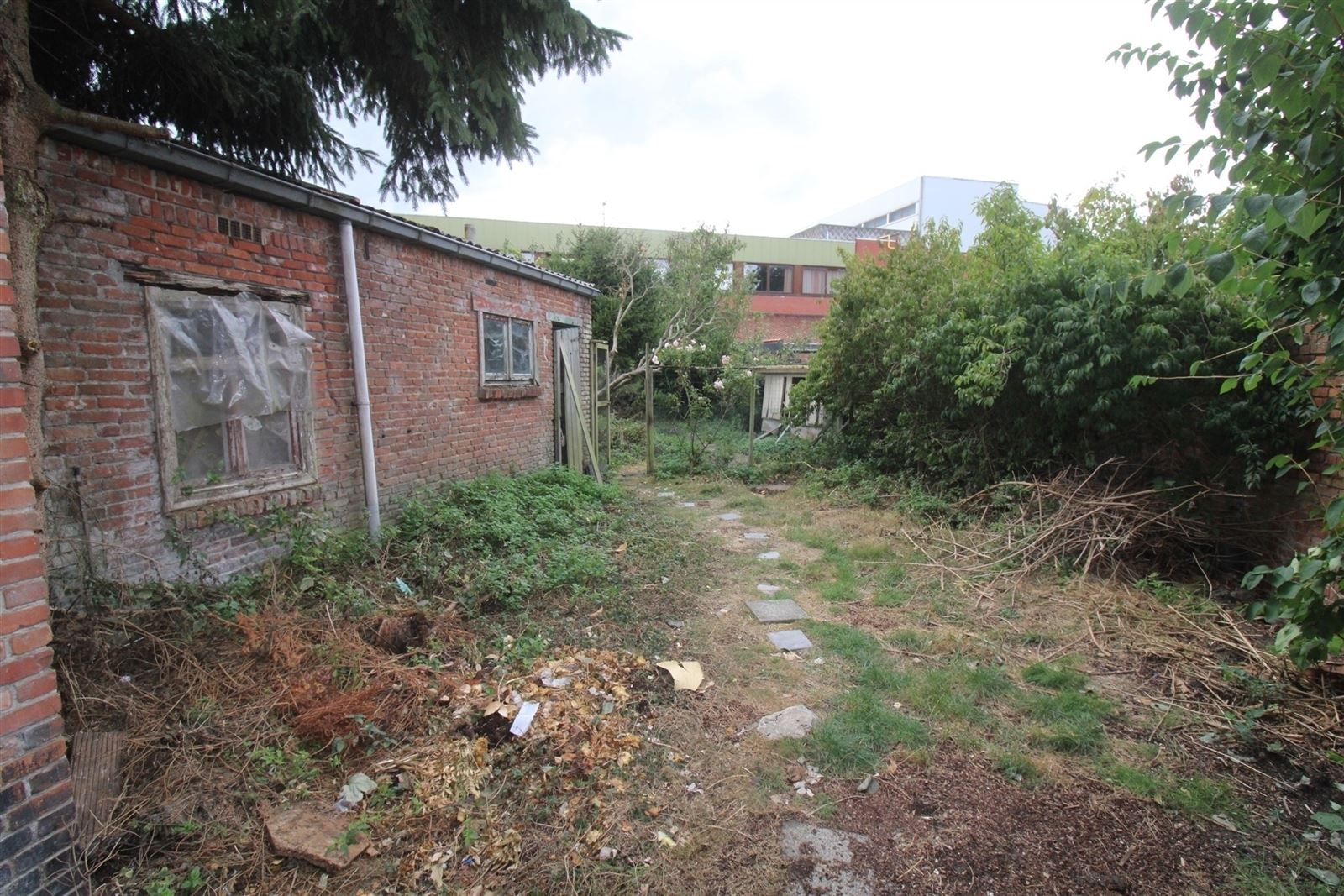 Volledig te renoveren woning met garage en parking - foto 5