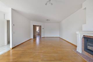 Op een toplocatie in het centrum van Gent, in de Posteernestraat 15B, vinden we dit aangename en lichtrijke appartement terug.Dankzij de vlotte...