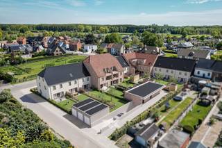 Dit gelijkvloers tweeslaapkamerappartement met een oppervlakte van 95 m² is ingedeeld als volgt: een inkomhal met plaats voor een vestiairekast, een lichtrijke woonkamer bestaande uit een zithoek, eethoek met aansluitende de open keuken, een praktische berging, een afzonderlijk toilet, twee volwaardige slaapkamers en een badkamer voorzien van een inloopdouche, een ligbad en een enkele wastafel. Het terras van 16.20 m² is zuidwestelijk georiënteerd. Dit appartement heeft tevens een exclusief genotsrecht van het stukje voortuin, grenzend aan het terras. <br /><br />Elke koper krijgt bovendien de mogelijkheid om zijn of haar appartement volledig naar eigen smaak af te werken. Dankzij het ruime afwerkingsbudget voor keuken, vloerbekleding en sanitair, inbegrepen in de aankoopprijs, creëert u een woonst die volledig aansluit bij uw persoonlijke stijl en noden.<br /><br />Residentie D'Hulhaege wordt het nieuwe referentiepunt bij het binnenrijden van Deinze vanuit de richting van Drongen. Gelegen op wandelafstand van het centrum, maar toch buiten de drukte. De ligging biedt vele troeven: een vlotte bereikbaarheid, alle voorzieningen binnen handbereik en een uitgebreid aanbod aan openbaar vervoer.<br /><br />Verlaagd BTW-tarief van 6% mogelijk op de volledige constructiewaarde, nu ook voor investeerders mits min. 15 jaar verhuur.<br /><br />Benieuwd naar het nieuwbouwproject D'Hulhaege? Wij ontvangen je graag voor een persoonlijke en vrijblijvende kennismaking.