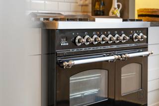 Op zoek naar een instapklare, energiezuinige woning met een zeer kwalitatieve afwerking? Deze verzorgde woning uit 2011 in Heule combineert...