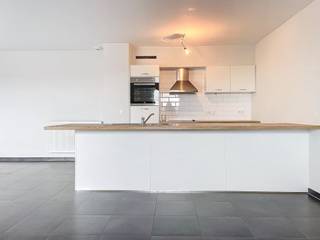 Dit volledig instapklaar appartement is gelegen op de 2de verdieping, op de achterzijde van het gebouw wat u meteen een ideale zuid-west...