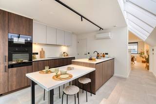 Wonen in alle comfortDeze woning onderging recent een totaalrenovatie en werd omgevormd tot een hedendaagse thuis met kwalitatieve materialen en een verzorgde afwerking. Alles werd met aandacht vernieuwd, waardoor je hier zonder zorgen meteen kan intrekken.Dankzij de aanwezigheid van zonnepanelen én airconditioning geniet je bovendien het hele jaar door van een aangenaam binnenklimaat en een lage energiekost.Uitstekende liggingDe woning bevindt zich op een bijzonder gunstige locatie in Roeselare, vlakbij scholen, winkels, openbaar vervoer en het station.De zuidwestgerichte oriëntatie zorgt voor veel lichtinval en een zonnige buitenruimte, ideaal om optimaal van je tuin en terras te genieten.IndelingVia de inkomhal met apart gastentoilet kom je binnen in een ruime en lichtrijke leefruimte. Aansluitend vind je de volledig uitgeruste keuken met eetplaats.Verder beschikt de woning over vier volwaardige slaapkamers, een moderne badkamer, een kelder en een praktische traphal.Achteraan bevindt zich een afzonderlijke garage die bereikbaar is via een achterliggende weg. Deze ruimte biedt bovendien extra mogelijkheden, zoals een bureauruimte of hobbyatelier.Buiten kan je heerlijk ontspannen op het zonnige terras met gezellig stadstuintje, volledig privé.Interesse in deze instapklare woning, neem dan contact op met de dossierverantwoordelijke Jeroen Taillieu: 0493/25 14 33 - jeroen.taillieu@dewaele.com en maak een afspraak.
