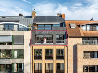 Op zoek naar een lichtrijk appartement met de beste zichten van Ieper? Dit appartement op de 4de verdieping geeft u een magnifiek en uniek...