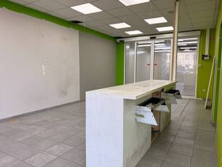 Op zoek naar een ideale locatie voor jouw zaak? Dit veelzijdige handelspand van 81 m² aan de Hingenesteenweg 34 in Bornem heeft alles in huis.Gelegen...