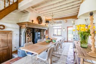 Te midden van een rustgevend landschap, met vooraan een weids en open zicht over de velden, bevindt zich dit bijzonder karaktervolle landgoed op...