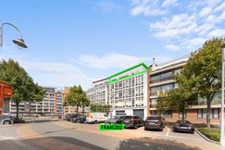 Welkom in de Astridlaan, een rustige, residentiële wijk vlakbij Blankenberge. Dit op te frissen appartement ligt op een boogscheut van het centrum, op slechts twee minuten wandelen van het strand, het openbaar vervoer en tal van gezellige winkels en eetgelegenheden.<br /><br />Het appartement bevindt zich op de vierde verdieping en biedt een aangename, ruime en instapklare woonruimte. Bij binnenkomst komt u in de inkomhal dat voorzien is van een gastentoilet en de doorgang naar een lichtrijke leefruimte die naadloos overgaat in moderne keuken. Via de leefruimte komen we in de slaapkamer die ook toegang geeft tot de badkamer is voorzien van een enkele wastafel en douchecabine. In de slaapkamer vindt u ook de aansluiting voor een wasmachine. Fietsen kunnen worden gestald in de gemeenschappelijke berging en extra bergruimte treffen we in de private berging in de kelderverdieping. <br /><br />Dit appartement is voorzien van dubbele beglazing, centrale verwarming op aardgas en een conforme elektrische keuring. Wacht niet langer en maak snel een afspraak voor een bezichtiging!<br /><br />