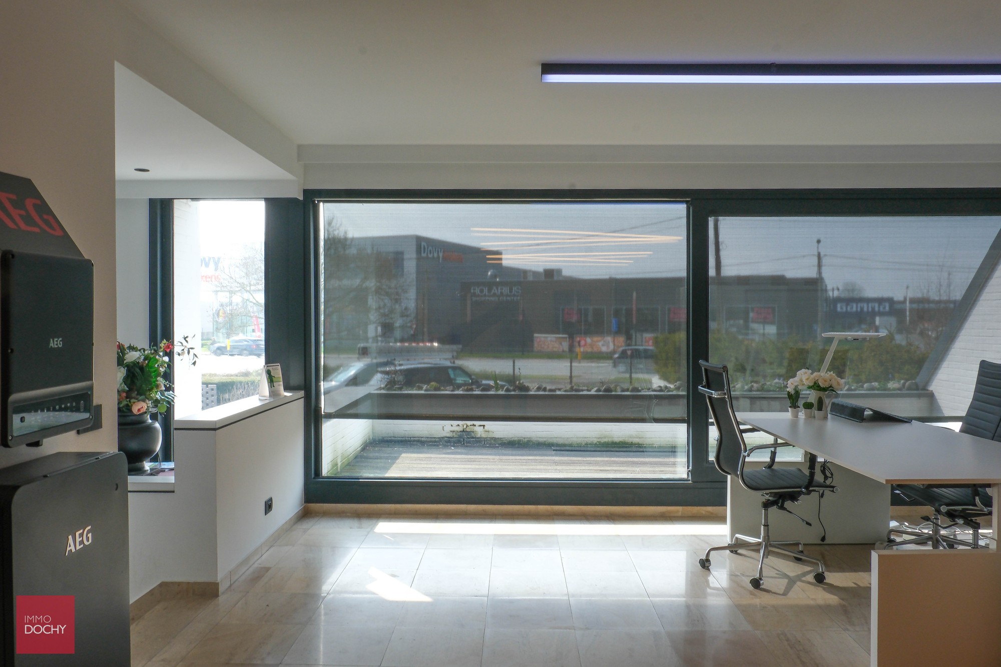 Commercieel gelegen kantoorcomplex met privé-woonst (villa) - foto 5