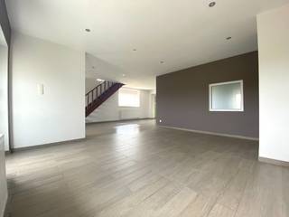 Mooie volledig gerenoveerde woning met een bewoonbare oppervlakte van 120m². Het gelijkvloers omvat een ruime woonkamer, apart toilet en wasruimte...