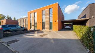 Welcome to this stunning modern home in Frasnes-lez-Anvaing, a true gem not to be missed.This contemporary home combines style, comfort...