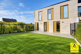 <p><span>EXCLUSIEF NIEUWBOUWAPPARTEMENT AAN 6% BTW! 121 m² WOONCOMFORT MET 3 SLAAPKAMERS EN TWEE TUINEN!</span></p><p><span>Nieuwbouw, aan 6% BTW (mits voldoening aan de voorschriften)!, 3 slaapkamer appartement van 121m² met tuin (Ca. 90m²), voortuin (Ca 50m²) en ondergrondse autostaanplaats + berging (opleg 35.000€).</span></p><p><span>Mogelijkheid tot 2 badkamers, thans is er één badkamer en een wasberging voorzien.</span></p><p><span>Het appartement wordt schilderklaar opgeleverd.</span></p><p><span> </span></p><p><span>Omschrijving:</span></p><p><span>Het appartement beschikt over een aparte inkomhal met technische berging waar alle technieken samenkomen.<br />De ruime leefkamer geniet via de kamerhoge schuiframen van aangename lichtinval en leuk zicht op de voortuin.<br />Achteraan de leefkamer treffen we de open keuken, voorzien van alle comfort.</span></p><p><span>In de nachthal treffen we het apart toilet met handenwasser.</span></p><p><span>De badkamer is uitgerust met groot lavabo-meubel en instapdouche.</span></p><p><span>Achteraan het appartement treffen we de 3 slaapkamers, waarvan één thans te gebruiken als bureau.</span></p><p><span>Ondergronds bereiken we via de lift de autostaanplaats, berging en gemeenschappelijke fietsenstalling.</span></p><p><span>Verder beschikt het appartement over een ventilatiesysteem D, centrale verwarming op gas en zonnepanelen, videofonie,...</span></p><p><span>De foto's werden bewerkt met AI.</span></p><p><span> </span></p><p><span>Bezoek ter plaatse/ gratis schatting met advies op maat? www.antress.be</span></p>
