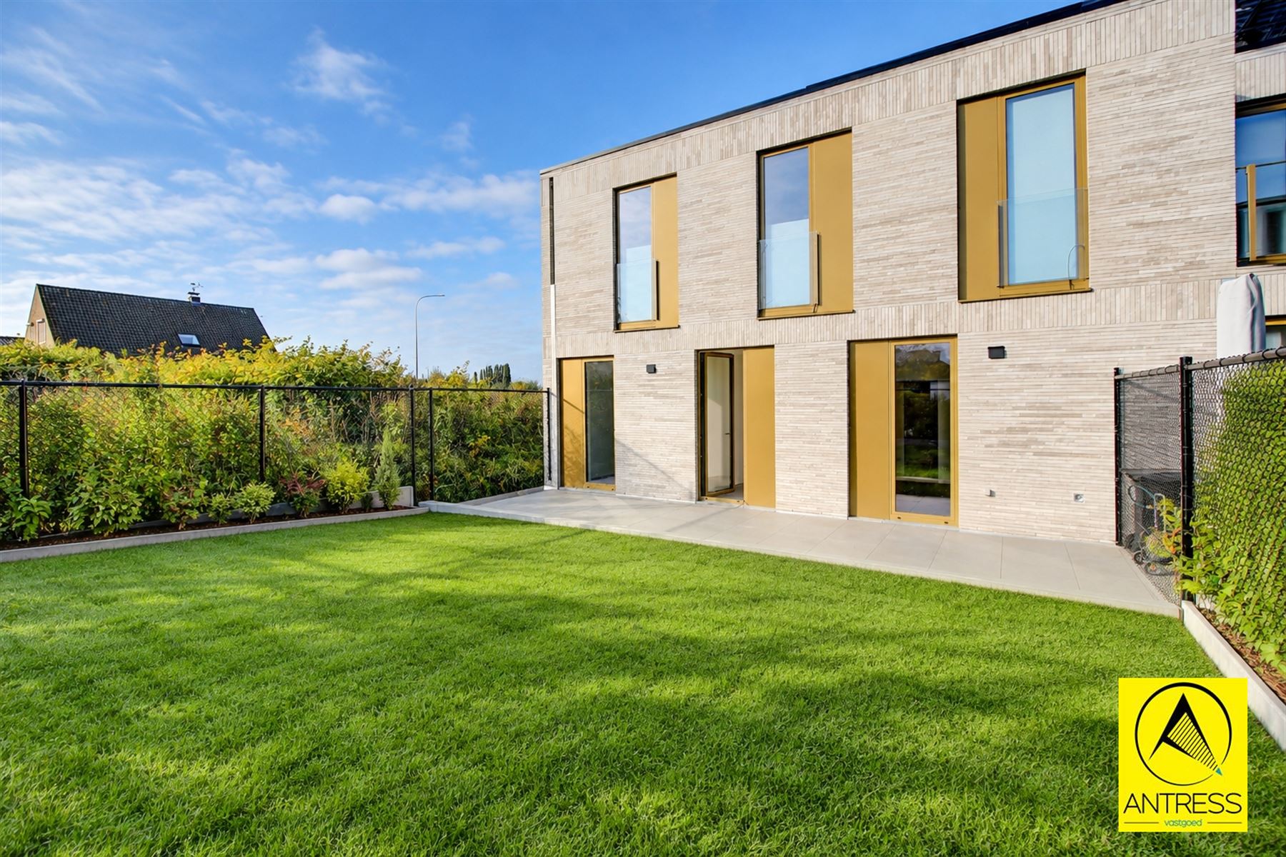 Nieuwbouw (6% BTW) gelijkvloers 3 slaapkamer appartement met voor- en achtertuin en autostaanplaats! - foto 1