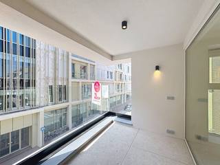 Dit volledig en knap gerenoveerd appartementsgebouw te koop is gelegen te Knokke-Heist. Het gebouw is vlakbij het Heldenplein en op wandelafstand van diverse winkels, het openbaar vervoer en het uitgestrekte strand van Heist. Deze strategische ligging zorgt voor een uitstekende bereikbaarheid wat van dit pand een uiterst aantrekkelijk bezit maakt op een van de meest gezochte locaties van de regio.Het volledige gebouw werd recent met oog voor detail en hoogwaardige materialen getransformeerd tot een luxueus complex. De eigendom is slim opgebouwd en beschikt over een reeds verhuurd handelspand op het gelijkvloers, wat zorgt voor een stabiele en zorgeloze basis vanaf de eerste dag.Boven de handelszaak bevinden zich drie luxueus gerenoveerde appartementen die modern en high-end comfort ademen. Elk appartement is voorzien van een eigen privéterras.. Het gebouw telt twee drie-slaapkamer appartementen met een hoogwaardige afwerkingsgraad en een doordachte indeling. De bovenste verdieping herbergt een prachtige, exclusieve penthouse. Deze unieke penthouse is uitgerust met een zonnig terras waar bewoners de hele dag door in alle privacy van het buitenleven genieten, en beschikt bovendien over eigen zonnepanelen.Aan het praktische comfort binnen het gebouw is eveneens gedacht. Er is een ruime en vlot toegankelijke fietsenberging aanwezig, wat een onmisbare troef is in deze levendige kustregio.Contacteer Arne voor meer informatie of bezoek op 0493 25 35 85 of knokke@dewaele.comEPC: 185 kWh/m²EPC: 288 kWh/m²EPC: 190 kWh/m²EPC NR: DBestuursmaatregelen in het maatregelenregister: nee