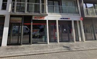 Deze vennootschap omvat drie strategisch gelegen handelspanden op A-locaties, verhuurd aan sterke partners.1. Kapelstraat 79, Bredene Dit pand met een oppervlakte van 308m² en een EPC-label A beschikt over een gevelbreedte van 10m en een hoogwaardige afwerking (gerenoveerd in 2018). Verhuurd tot 2027 aan een gerenommeerde kledingzaak.2. Kapelstraat 107, Bredene Royaal handelspand verspreid over het gelijkvloers (309 m²) en eerste verdieping (92 m²). Ingericht met burelen, vergaderzalen en terras (en EPC-label B). Lange termijn zekerheid met een contract tot 2037, verhuurd aan bank.3. Alfons Pieterslaan 34, Oostende Modern handelsgelijkvloers met EPC-label A en een oppervlakte van 205m² (bouwjaar 2017). Verhuurd tot 2030, aan HR-kantoor.Alle handelspanden beschikken over een topzichtlocatie met hoge passagefrequentieDeze vennootschap wordt aangeboden o.b.v. een vastgoedwaarde van € 2.246.000. De daarmee corresponderende vraagprijs voor de aandelen bedraagt € 1.333.752.De vraagprijs gaat uit van een overname/herfinanciering van een aanwezige bankschuld van € 690.000.