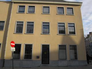 Handelsgelijkvloers, commercieel opvallend gelegen, op de hoek van de Kleine Ring met de Diesterstraat.Het pand omvat een mooie winkelruimte van...