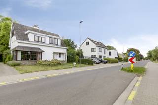 <p>Deze te renoveren open bebouwing is gelegen aan de Tisseltsesteenweg in Willebroek, in een rustige omgeving nabij het centrum en met een vlotte verbinding naar de A12 en E19.</p><p>Op het gelijkvloers bevindt zich een inkomhal met gastentoilet, een lichtrijke woonkamer met aansluitende keuken en een berging. De eerste verdieping telt vier slaapkamers en een badkamer.</p><p>Verder beschikt de woning over een kelder, een dubbele garage, een bergzolder en een ruime tuin achteraan, ideaal voor wie houdt van buitenruimte en privacy.</p><p>Dankzij de ruime indeling en het renovatiepotentieel kan deze woning worden omgevormd tot een comfortabele gezinswoning met veel karakter en charme.</p>