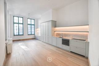 Cette maison de caractère se trouve en plein cœur de Gand. En 2020, cette maison a été entièrement rénovée jusque dans les moindres détails avec des matériaux de qualité. Le style de la maison peut être décrit en des termes puissants tels que intemporel, luxueux et charmant.<br /><br />La maison Toussyns est répartie sur quatre étages. En entrant dans la maison, nous trouvons à côté de l'entrée des toilettes pour les invités et un grand espace bureau, cabinet ou salon. Le premier étage offre un espace repas avec une cuisine hyper équipée (tous les appareils MIELE). Le deuxième étage comprend une chambre avec de beaux placards en chêne intégrés et une salle de bains avec double lavabo, toilettes, douche à l'italienne et baignoire.<br /><br />De plus, la maison dispose d'un petit grenier pratique, idéal pour le stockage. Un sous-sol entièrement aménagé et semi-enterré complète la maison. Celui-ci est doté de lumière naturelle.<br /><br />Le quartier de la maison a beaucoup de charme, typiquement gantois. Dans un rayon d'un kilomètre, nous avons de nombreuses commodités, un grand parking souterrain et bien sûr les transports en commun facilement accessibles.<br /><br />Atout supplémentaire : possibilité de location via votre société.<br />Disponible à partir du 01/04/2026.