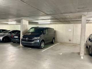 In het project Wings in Bevingen-Centrum bieden we overdekte autostaanplaatsen nummer 4 te koop aan. Deze is bereikbaar via een automatische sectionaalpoort en is gelegen in een droge, goed verluchte ruimte. Geschikt voor wie een vaste en beschutte parkeerplek zoekt.<br /><br />Te koop aan registratierecht!