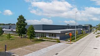 Gelegen in de strategisch gelegen <strong>industriezone De Prijkels</strong>, biedt dit instapklare bedrijfsgebouw een combinatie van een ruim <strong>magazijn van 2.000 m²</strong>, gerenoveerde <strong>kantoren van 300 m²</strong>, en <strong>18 parkeerplaatsen</strong>. Dankzij de directe nabijheid van de E17 geniet dit pand van een uitstekende bereikbaarheid.<br /><br /><u><strong>Kantoren: 300 m²</strong></u><br /><br />De kantoren zijn recent gerenoveerd en omgeven door groen, met veel natuurlijke lichtinval. Ze bieden een aangename en efficiënte werkomgeving, en zijn uitgerust met:
<ul>
	<li>Geïnstalleerde keuken</li>
	<li>Sanitair</li>
	<li>Flexibele indeling mogelijk</li>
	<li>Natuurlijke lichtinval in alle ruimtes</li>
</ul>
<u><strong>Magazijn: 2000 m²</strong></u><br /><br />Het magazijn is geschikt voor opslag, distributie of lichte productie:
<ul>
	<li>2 sectionale poorten</li>
	<li>Vrije hoogte van ca. 5 meter</li>
	<li>Aansluiting op hoogspanning</li>
</ul>
<u><strong>Ligging en bereikbaarheid:</strong></u><br /><br />De ligging is een belangrijk pluspunt.
<ul>
	<li>E17 en N35 op minder dan 1 km afstand</li>
	<li>N43 (Gent – Kortrijk) op 5 km</li>
	<li>R4 en E40 bereikbaar binnen 15–20 minuten</li>
	<li>Bushalte Deinsesteenweg op 600 meter</li>
	<li>Centrum Deinze met winkels en eetgelegenheden op 3 km</li>
</ul>
Met 18 parkeerplaatsen is er voldoende ruimte voor personeel en bezoekers. Dit pand is geschikt voor uiteenlopende bedrijfsactiviteiten en is snel beschikbaar.<br /><br />Interesse of vragen over de mogelijkheden?<br />Neem gerust contact met <strong>Simon De goque</strong> op <u><em><strong>+32 473 37 55 50</strong></em></u> of <u><em><strong>simon.dg@kmovastgoed.be</strong></em></u> voor een vrijblijvend gesprek of een bezoek ter plaatse.<br />Wij denken graag met u mee over een oplossing op maat van uw onderneming.<br /> 