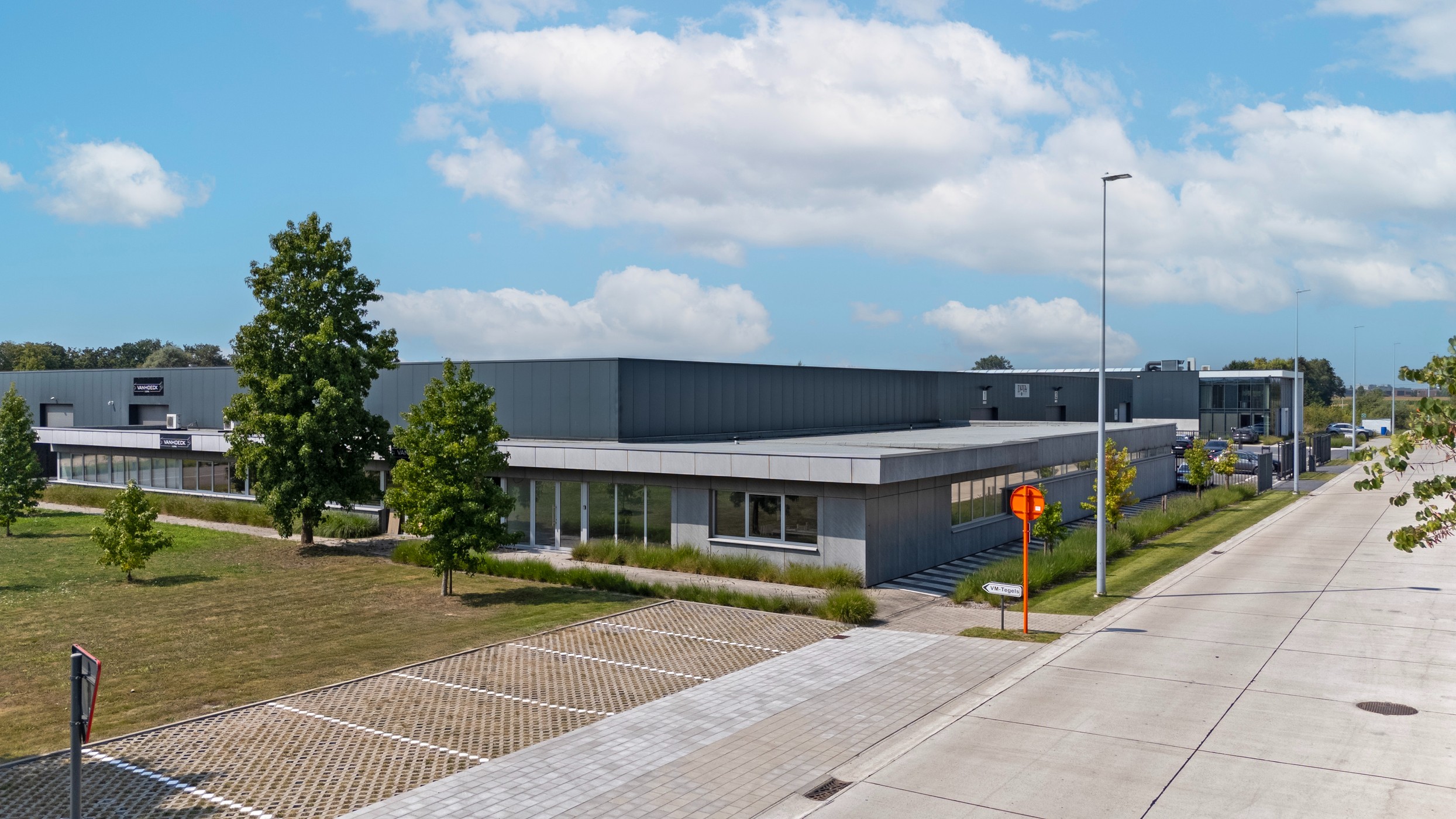 Bedrijfsgebouw te Deinze met 2.000 m² magazijn, 300 m² kantoren  – uitstekende ligging aan de E17 - foto 1