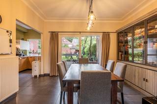 <p><strong>Dit gelijkvloers appartement van ca. 110 m² bevindt zich op een gunstige locatie net binnen de ring van Turnhout. Het appartement omvat onder andere 2 slaapkamers, een ruime tuin van ca. 310 m² en autostaanplaats en werd in 2019 nog gerenoveerd. <span><br /><br /></span></strong><span>Het appartement is toegankelijk via een eigen inkomhal. Rechts bevindt zich de leefruimte, met eet- en zitgedeelte. Aansluitend bevindt zich de keuken, die rechtstreeks toegang geeft tot de tuin. Ook vanuit de leefruimte is de tuin bereikbaar via een schuifdeur.</span></p>
<p><span>De inkomhal geeft verder toegang tot een eerste slaapkamer, de kelder en een aparte opbergruimte. Verder bevinden zich de badkamer met douchebad en toilet en de hoofdslaapkamer met zicht op de tuin.</span></p>
<p><span>Een belangrijke troef is de ruime tuin van ca. 310 m², die rechtstreeks aansluit op zowel de keuken als de leefruimte.</span></p>
<p><span>Het appartement werd in 2019 volledig gerenoveerd en in 2023 voorzien van nieuwe ramen. Verder zijn er overal rolluiken aanwezig en is de elektrische installatie conform. Ook het dak van het gebouw werd recent geïsoleerd. </span><span>Een autostaanplaats is inbegrepen.</span></p>
<p><strong><span>Bijzonderheden:</span></strong></p>
<ul>
<li><span>gelijkvloers appartement van ca. 110 m²</span></li>
<li><span>tuin van ca. 310 m²</span></li>
<li><span>2 slaapkamers</span></li>
<li><span>eigen inkom</span></li>
<li><span>renovatie in 2019</span></li>
<li><span>nieuwe ramen in 2023</span></li>
<li><span>rolluiken</span></li>
<li><span>conforme elektriciteit</span></li>
<li><span>kelder</span></li>
<li><span>recent geïsoleerd dak</span></li>
<li><span>autostaanplaats inbegrepen</span></li>
</ul>