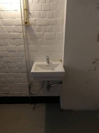 <p>immo DAVID stelt voor: ruime gesloten garagebox van maar liefst 30m². De garagebox biedt heel wat meer dan enkel parkeergelegenheid. Er is elektriciteit aanwezig en bovendien beschikt de ruimte over een praktisch toilet, wat zorgt voor extra comfort en gebruiksmogelijkheden. Achteraan bevindt zich een ruime berging, die perfect kan worden ingericht als atelier, hobbyruimte of bureel. Hierdoor is deze garagebox niet alleen interessant als extra parkeerplaats maar ook als handige opslag-of werkruimte. De garagebox is gelegen achteraan in een doodlopende straat, wat zorgt voor een rustige en discrete ligging. Dankzij de strategische locatie nabij Brussel en de Ring R0 is de garagebox bovendien vlot bereikbaar en bijzonder interessant voor wie op zoek is naar extra opslagruimte, een werkplek of een combinatie van garage en berging.</p>