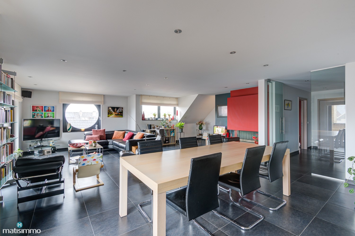ZEER RUIM EN MODERN DUPLEXAPPARTEMENT (234M²) MET 5 SLAAPKAMERS, 2 BADKAMERS, 2 TERRASSEN, 2 KELDERS, DUBBELE GARAGE (60M²) (+ OPTIONEEL GARAGE) IN HET CENTRUM VAN LANAKEN - foto 5