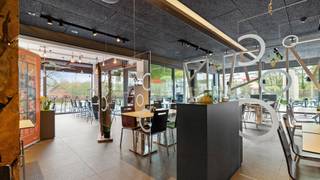 Uniek handelspand (454 m²) met appartement (135 m²) op toplocatie in Lubbeek – gebouwd door CONCRETE HOUSEDit pand, momenteel ingericht als...