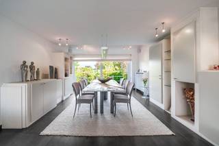 Nabij de groene long van Roeselare, in een rustige woonwijk, bevindt zich dit verrassend ruim en uitstekend onderhouden huis. Het huis werd gebouwd in 1986 op een perceel van net geen 400 m² en is doorheen de jaren met de grootste zorg onderhouden. Dit uit zich in hoogwaardige materialen en prachtig maatwerk. Met een bewoonbare oppervlakte van maar liefst 233 m² en een knap aangelegde tuin biedt dit huis een unieke combinatie van comfort, ruimte en (commerciële) mogelijkheden!<br /><br />Indeling van het huis:<br /><br />Gelijkvloers<br />- commerciële ruimte (voorheen een goeddraaiende winkel en kapperszaak), opgedeeld in 3 multifunctionele ruimtes<br />- bergruimte<br />- afzonderlijk toilet<br /><br />Eerste verdieping<br />- traphal met apart toilet<br />- lichtrijke woonkamer met stijlvolle ingebouwde kasten (Coopman Interieur) en een sfeervolle houtkachel<br />- volledig geïnstalleerde keuken (2022) afgewerkt met een corian werkblad en Miele-toestellen<br />- praktische berging<br />- zonnig dakterras met toegang naar de tuin<br /><br />Tweede verdieping<br />- 2 volwaardige slaapkamers<br />- 3e slaapkamer of dressing<br />- badkamer voorzien van douche, ligbad, dubbele wastafel en toilet<br /><br />Zolder<br /><br />Tuin & bijgebouwen<br />- groene oase met volledige privacy dankzij de doordachte beplanting en diverse terrassen<br />- afzonderlijk bijgebouw/bureel: perfect voor thuiswerk, een zelfstandig beroep of hobbyruimte<br />- wellnesszone met jacuzzi en verfrissende buitendouche<br />- handige fietsenberging<br /><br />Troeven op een rij:<br />- EPC A! Extreem energiezuinig en toekomstbestendig dankzij oa 26 zonnepanelen<br />- eindeloze commerciële en professionele mogelijkheden<br />- centrale, maar bijzonder rustige ligging nabij het centrum van Roeselare<br /><br />Zoek je een instapklaar huis met enorm veel ruimte, veelzijdige (commerciële) opties en een toplabel op energetisch vlak? Kom dan zeker de sfeer en mogelijkheden ter plaatse ontdekken!<br /><br />Bestuursmaatregelen in het maatregelenregister: nee