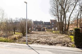TE KOOP in LEDE - Bouwgrond voor half open bebouwing gelegen in een rustige doodlopende straat, op wandelafstand van station en centrum Lede.Dit...