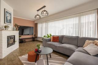 <p><strong>Spacieuse maison bel-etage avec 3 à 4 chambres, garage et jardin profond</strong></p><p>Dans la <strong>Gustaaf De Smetlaan à Aartselaar</strong>, vous trouverez cette <strong>maison bel-etage spacieuse et bien entretenue</strong> avec <strong>3 à 4 chambres à coucher</strong>, une <strong>large allée</strong>, un <strong>garage intérieur</strong>, une <strong>terrasse</strong> et un <strong>jardin profond avec un abri de jardin.</strong></p><p>La propriété est située dans un <strong>quartier résidentiel calme et agréable</strong>, caractérisé par des <strong>propriétés résidentielles</strong>, des <strong>rues larges</strong> et une <strong>bonne accessibilité</strong>. Vous vivez ici à une courte distance du <strong>centre d'Aartselaar</strong>, des <strong>magasins</strong>, des <strong>écoles</strong> et des <strong>transports publics</strong>, tandis que l'<strong>autoroute A12</strong> et les villes environnantes sont également facilement accessibles.</p><p>Au rez-de-chaussée, vous trouverez le <strong>hall d'entrée</strong>, le <strong>garage</strong>, la <strong>buanderie</strong> et une <strong>pièce supplémentaire</strong> qui pourrait parfaitement servir de <strong>salle de loisirs</strong>, de <strong>bureau</strong> ou de <strong>chambre supplémentaire</strong>. Grâce à la <strong>large allée</strong>, il y a également de la place pour <strong>plusieurs voitures</strong>.</p><p>Au rez-de-chaussée, vous profiterez d'un <strong>espace de vie spacieux et lumineux</strong> avec de <strong>grandes fenêtres</strong>, une <strong>salle à manger</strong>, un <strong>coin salon</strong> et une <strong>cheminée caractéristique</strong>. La <strong>cuisine</strong> est adjacente et donne accès à la <strong>terrasse</strong>.</p><p>L'étage supérieur dispose de <strong>plusieurs pièces</strong>, idéales comme <strong>chambres à coucher</strong>, <strong>dressing</strong>, <strong>bureau</strong> ou <strong>pièce de loisir</strong>.</p><p>A l'arrière, le <strong>jardin profond avec abri de jardin</strong> offre beaucoup d'<strong>espace extérieur</strong> et des <strong>options de stockage supplémentaires</strong>.</p><p>La propriété est <strong>bien entretenue</strong> et offre de l'espace pour la <strong>rafraîchir</strong> à votre goût.</p><p><strong>Prix fixe : les offres égales ou supérieures à ce montant sont acceptées. Planifiez votre visite dès aujourd'hui.</strong></p>