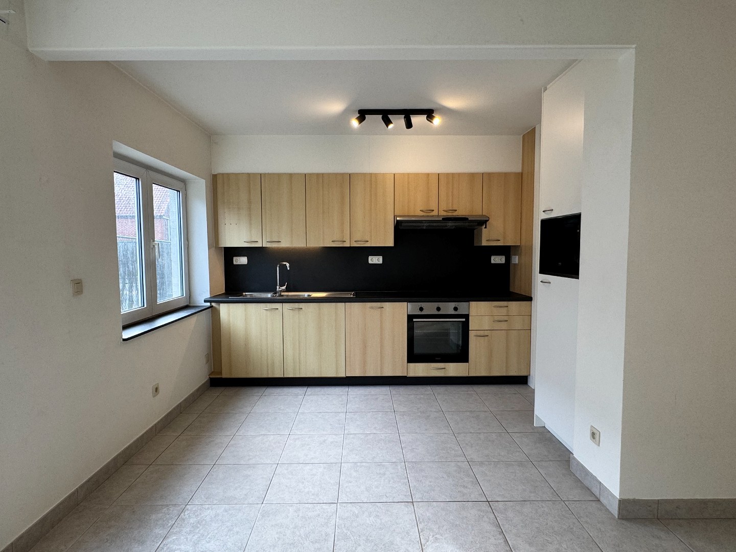 Verzorgd gelijkvloers appartement met 2 slaapkamers en garage. - foto 2