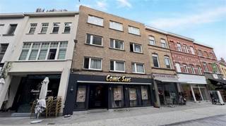 APPARTEMENTSGEBOUW MET WINKEL IN HET CENTRUM VAN DE STAD In het winkel-wandelgebied nabij de Veemarkt is deze stevige blok opgedeeld in een...