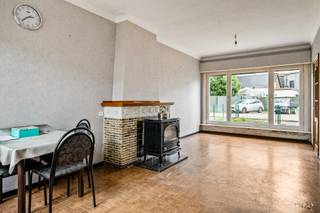 Bent u op zoek naar een renovatieproject dat u volledig naar eigen smaak kunt inrichten? Dan biedt deze woning in de Damanstraat te Niel heel wat mogelijkheden.<br /><br />Op het gelijkvloers betreedt u de woning via de inkomhal, die toegang geeft tot de leefruimte. Verder beschikt de woning over een keuken, badkamer, praktische berging en een gezellig terrasje waar u in alle rust van de buitenlucht kunt genieten.<br /><br />De eerste verdieping omvat twee slaapkamers. Via een losse trap bereikt u de zolderverdieping, die extra opslagruimte biedt en mogelijkheden creëert voor wie de woning verder wenst te optimaliseren.<br /><br />Vooraan de woning bevindt zich bovendien een voortuintje, wat zorgt voor een aangename buffer tussen de straat en de woning.<br /><br />Dankzij de centrale ligging bevinden winkels, scholen, openbaar vervoer en belangrijke verbindingswegen zich in de nabije omgeving.<br /><br />Troeven<br />+ Te renoveren woning met veel potentieel<br />+ Zolderverdieping aanwezig<br />+ Terrasje achteraan<br />+ Voortuin<br />+ Centrale ligging nabij voorzieningen<br />Interesse? Maak dan snel een afspraak via info@jamar.immo of 03 435 31 33. <br />Gvg, Wg, Gmo, Gvkr, gvv, geen overstromingsgevoelig gebied.