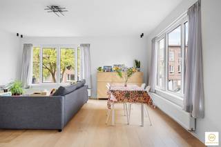 Prima instapklaar appartement grens Mortsel/Wilrijk/Edegem. In een kleinschalig gebouw treffen we dit volledig gerenoveerd appartement op een...