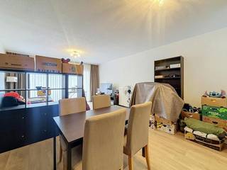 Zoek je een instapklaar appartement te huur in Borsbeek? Gelegen aan de Brouwershoek geniet je hier van het beste van twee werelden: een aangename, groene woonomgeving in een doodlopende straat, en een uitstekende bereikbaarheid. <br /><br />Appartement op de eerste verdieping met lift:<br /><br />-Leefruimte (26 m²): ruime en lichtrijke woonkamer<br />-Keuken (6 m²): praktisch ingerichte kookruimte<br />-Apart gastentoilet<br />-Badkamer: voorzien van een douche, enkel lavabomeubel en aansluitingen voor wasmachine en droogkast<br />-Slaapkamer 1 (14 m²): volwaardige en ruime hoofdslaapkamer<br />-Slaapkamer 2 (8 m²): gezellige kleine kamer, ideaal als kinder- of werkruimte<br />-Balkons: twee smalle balkons, één vooraan en één achteraan<br /><br />Bijzonderheden:<br /><br />-Gordijnen en verlichting reeds aanwezig<br />-Kasten gratis ter overname beschikbaar<br />-Snelle fiber-internetverbinding aanwezig<br />-Gemeenschappelijke staanplaats voor fietsen<br />-EPC C<br />-Beschikbaar vanaf 01/01/2027<br />-Gemeenchappelijke kosten bedragen 90 euro/maand, inclusief voorschot waterverbruik