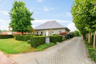 Op een centraal gelegen locatie te Onze-Lieve-Vrouw-Waver bevindt zich deze instapklare en hoogwaardig afgewerkte villa met zwembad, gelegen op een royaal perceel van 2.649 m² met een prachtig, vrij uitzicht over de achterliggende velden. Dankzij de gunstige ligging geniet u van een uitstekende bereikbaarheid, terwijl winkels, scholen, gezellige horecagelegenheden en het openbaar vervoer zich op wandelafstand bevinden.<br /><br />We betreden de woning via de inkomhal met vestiaire en een apart gastentoilet. De lichtrijke leefruimte biedt ruimschoots plaats voor het inrichten van een gezellige zithoek en een elegante eetruimte. Aangrenzend bevindt zich de keuken, uitgerust met kwaliteitstoestellen. Verder vinden we op deze verdieping nog twee volwaardige slaapkamers, een praktische bureauruimte, een eerste badkamer voorzien van een inloopdouche, ligbad en dubbel lavabomeubel, een apart toilet, een wasruimte en een inpandige garage.<br /><br />Op de eerste verdieping bevinden zich via de nachthal nog eens drie volwaardige slaapkamers en een tweede badkamer met inloopdouche, toilet en lavabo, evenals twee handige bergruimten. Aan parkeergelegenheid is er geen gebrek, met zowel ruim voldoende staanplaatsen als een royale carport. In de prachtig aangelegde tuin met terras kunt u steeds in alle rust en privacy genieten van het mooie weer, in het bijzonder onder het overdekte terras dat naadloos overgaat in het luxueuze zwembad. De woning is bovendien toekomstgericht uitgerust met zonnepanelen.<br /><br />Dit is een uitstekende opportuniteit indien u op zoek bent naar een instapklare woning met 5 slaapkamers, een zwembad en een prachtige tuin op een perceel van 2.649 m² te Onze-Lieve-Vrouw-Waver. Contacteer ons via 0472 22 12 41 of neem een kijkje op www.boonstravastgoed.be.<br /><br />Bijzonderheden:<br />- Zonnepanelen<br />- 5 slaapkamers<br />- Perceel = 2649 m²<br />- Luxueus zwembad