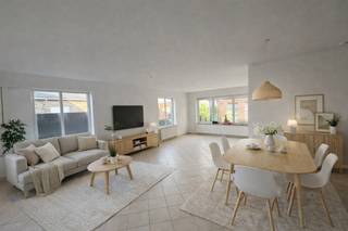 Deze landelijk gelegen recente en energiezuinige woning is een echte topper als je houdt van ruimte en rust. Op het gelijkvloers bevinden zich de inkomhal, bureel met ingewerkte personen lift, apart gastentoilet, lichtrijke living met aansluitend de ingerichte keuken en berging. Achteraan bevindt zich een ruime veranda die uitgeeft op de tuin met toegang tot de dubbele garage.<br />De 1e verdieping beschikt over 4 slaapkamers waarvan 1 met lift en de grote badkamer met douchecabine en regendouche, dubbel lavabomeubel en toilet. Op de 2de verdieping hebben we de 5de en 6de slaapkamer.<br />De woning beschikt over 18 zonnepanelen van elk 405 Wp en recente CV-ketel. E-peil A (66 ) Regenput. Achter toegang wat heel praktisch is. <br />Voor de woning hebben we ook nog enkele privatieve staanplaatsen. Topper!