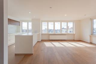 <p>Dit gezellig en lichtrijk dakappartement is gelegen in het hart van Gent, in de Limburgstraat. Vanaf deze locatie bent u op vijf minuten wandelen van alle bezienswaardigheden in de binnenstad en geniet u bovendien van een uitstekende verbinding met het openbaar vervoer.</p>
<p>Het appartement bevindt zich op de vijfde verdieping van de statige residentie ‘t Steen en geniet hierdoor van een mooi uitzicht. Opmerkelijk aan het appartement zijn de verschillende grote raampartijen die zorgen voor een aangename woonbeleving.</p>
<p>De woning werd in 2019 gerenoveerd, waarbij de keuken en de badkamer volledig vernieuwd werden. De leef- en eetruimte geniet van veel lichtinval. Via de hal is er toegang tot de keuken en de leefruimte met open haard. De keuken is uitgerust met Miele-toestellen. Verder zijn er nog twee ruime slaapkamers. De badkamer is voorzien van een inloopdouche en een lavabomeubel.</p>
<p>Met een totale bewoonbare oppervlakte van 107 m² is dit het perfecte stadsappartement als thuisbasis, als investering of voor uw studerende kinderen. Bij het appartement hoort een ruime kelder en er is een gemeenschappelijke fietsenberging aanwezig.</p>