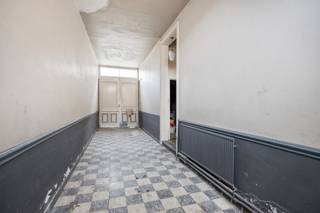 <p>In het centrum van Leuven vind je dit ruime herenhuis met 6 kamers, een aangename stadstuin en uitzonderlijk veel mogelijkheden. Dankzij de grote oppervlaktes, het achterliggende bijgebouw en de flexibele indeling vormt deze woning een interessante basis voor wie op zoek is naar een karaktervolle stadswoning die volledig naar eigen smaak kan worden ingericht.</p><p>Op het gelijkvloers kom je binnen in een ruime inkomhal die meteen het royale karakter van de woning benadrukt en doorloopt richting de stadstuin. Op deze verdieping bevinden zich verschillende grote ruimtes die op uiteenlopende manieren kunnen worden ingevuld. Zo behoort een kantoorruimte, praktijkruimte of bijkomende leefruimte tot de mogelijkheden. Daarnaast is er een aparte wasruimte. Achteraan geeft de woning toegang tot de tuin en het achterliggende bijgebouw, dat opnieuw heel wat extra mogelijkheden biedt.</p><p>De eerste verdieping vormt een ruime leefverdieping. Hier bevindt zich een royale woonkamer die voldoende plaats biedt voor verschillende zithoeken. Aansluitend vind je een afzonderlijke keuken met eetruimte. Vanuit deze zone is er toegang tot de badkamer. De grote oppervlaktes zorgen ervoor dat je hier bij een renovatie een bijzonder aangename en eigentijdse leefomgeving kan creëren.</p><p>Op de tweede verdieping bevinden zich meerdere ruime kamers. Dankzij hun oppervlakte kunnen deze worden ingericht als slaapkamers, bureau, hobbyruimte of andere functies naargelang jouw noden. Ook boven deze verdieping stopt het potentieel niet. De woning beschikt over een grote zolder die bijkomende ruimte biedt en verschillende mogelijkheden opent.</p><p>Buiten geniet je van een aangename stadstuin, een waardevolle troef voor een woning in het centrum van Leuven. Het achterliggende bijgebouw maakt deze buitenruimte bovendien extra interessant en kan afhankelijk van jouw plannen verschillende functies krijgen.</p><p>De centrale ligging in Leuven combineert het stadsleven met het comfort van een ruime woning en een eigen buitenruimte. Winkels, horeca, openbaar vervoer en andere voorzieningen bevinden zich binnen handbereik.</p><p>De woning dient gerenoveerd te worden, maar net daarin ligt een groot deel van haar aantrekkingskracht. De royale volumes, verschillende verdiepingen, stadstuin, zolder en het bijgebouw bieden een uitzonderlijk brede basis om hier een woning te creëren die volledig aansluit bij jouw wensen.</p><p>Heb je interesse en wil je deze woning als een van de eersten ontdekken? De verkoop start met een exclusieve Avant-Première op 18 en 19 september. Plan je bezoek via de paarse knop ‘Afspraak maken’ op onze website. De biedingstermijn loopt tot en met 21 september om 21.00 uur. Je vindt het Avant-Première-reglement onder downloads.</p>