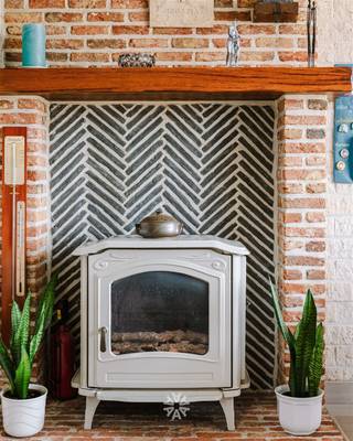 <p><span>GERAARDSBERGEN - Charmante rijwoning met vijf slaapkamers en prachtige tuin langs de Dender</span></p><p><span> </span></p><p><span>Ontdek deze ruime gezinswoning met authentieke charme en vijf volwaardige slaapkamers in het centrum van Geraardsbergen. Centraal gelegen in de Buizemontstraat met winkels, horeca en openbaar vervoer op wandelafstand. Verder geniet de woning van een zeer aangename buitenruimte bestaande uit twee terrassen, aangelegd met kunstgras, moestuin, tuinberging en is ze vlot verbonden met wandel- en fietsroutes.</span></p><p><span> </span></p><p><span> </span></p><p><span>De belangrijkste troeven in een notendop: </span></p><ul><li><span>Ruim woonvolume</span></li><li><span>Aangenaam overdekt en verwarmd terras</span></li><li><span>Stijlvolle interieurelementen</span></li><li><span>Prachtig zicht op de Dender met jachthaven</span></li><li><span>Future proof: zonnepanelen en warmtepomp aanwezig</span></li><li><span>Voorzien van Airco's</span></li><li><span>Praktisch volledig onderkelderd</span></li><li><span>Open keuken voorzien van hoogwaardige Miele-toestellen</span></li></ul><p><span> </span></p><p><span> </span></p><p><span>Indeling: </span></p><p><span>Gelijkvloers: Royale inkomhal met glas-in-loodraam, knusse leefruimte met gashaard, zithoek en eetkamer, open leefkeuken voorzien van inbouwtoestellen, tweede eetkamer en zithoek met zicht op de tuin, verwarmd zuid-west georiënteerd terras met zonneluifel, apart gastentoilet en toegang tot de zeer ruime kelder.</span></p><p><span> </span></p><p><span>Eerste verdieping: Nachthal, twee volwaardige slaapkamers voorzien van inbouwkasten, badkamer met lavabomeubel, toilet en ligbad met douche.</span></p><p><span> </span></p><p><span>Tweede verdieping: Nachthal, twee volwaardige slaapkamers.</span></p><p><span> </span></p><p><span>Derde verdieping: Afgewerkte zolderkamer toegankelijk via vaste trap.</span></p><p><span> </span></p><p><span> </span></p><p><span>Belangrijk: </span></p><p><span>Richtprijs: 365.000 EUR</span></p><p><span>Geen renovatieverplichting</span></p><p><span> </span></p><p><span>Interesse? Contacteer Axel Lenaerts makelaars voor meer info of een bezoek ter plaatse via <span>Laurens@axellenaerts.be</span></span><span> of 09 245 24 24</span></p>