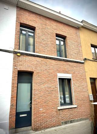 Welkom in deze charmante eengezinswoning, ideaal gelegen in het centrum van Jette, in de gezellige wijk Théodore. Niet alleen biedt deze...