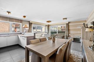 <p>Zoek je een gezellig, instapklaar appartement op een centrale plek waar je zo in kunt? Kom dan absoluut een kijkje nemen bij deze verzorgde woning uit 2013 in het hart van Wetteren.</p><p></p><p>Het hart van het appartement is de royale, lichtrijke leefruimte. Hier heb je alle plek voor een knusse zithoek en een lange eettafel, rechtstreeks verbonden met de open en volledig ingerichte keuken. Schuif op mooie dagen de deur open naar het terras en geniet er in alle rust van je koffie. Verder vind je hier twee fijne slaapkamers, een ruime badkamer waar je kiest tussen een snelle douche of een heerlijk warm bad, en een praktische berging voor al je spullen.</p><p></p><p>Je woont hier op een heerlijke locatie met de markt, gezellige winkels, scholen en het openbaar vervoer gewoon op wandelafstand. Bovendien woon je hier heel zorgeloos en energiezuinig dankzij het gunstige EPC-label B, de goedgekeurde elektriciteit en de lift in het gebouw.</p><p></p><p>Zie jij jezelf hier al wonen als starter, koppel of alleenstaande, of zoek je een slimme investering? Plan vandaag nog je bezoek en kom de sfeer zelf opsnuiven.</p>